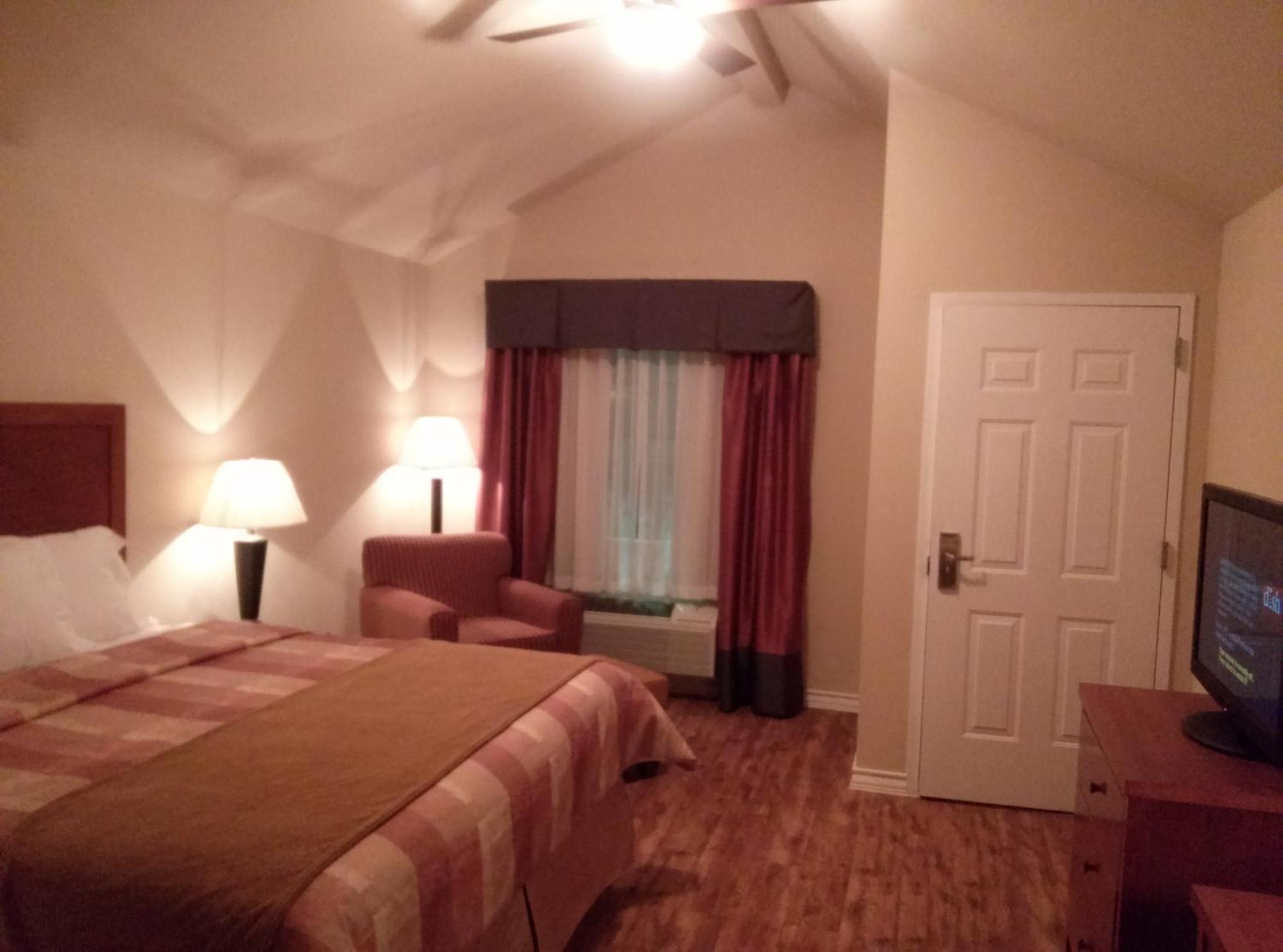 Fieldhouse Inn & Conference Center Kenedy Luaran gambar