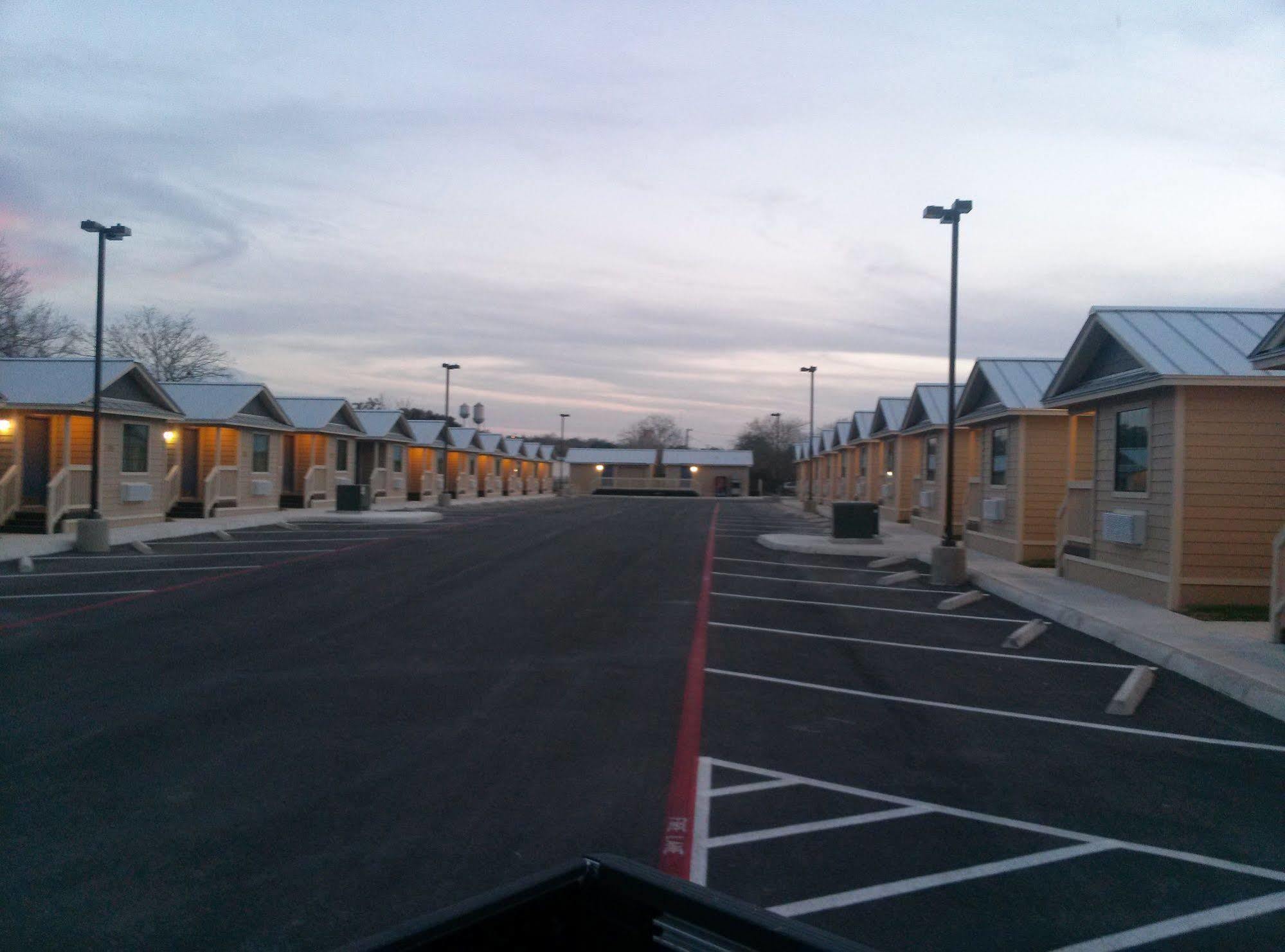Fieldhouse Inn & Conference Center Kenedy Luaran gambar